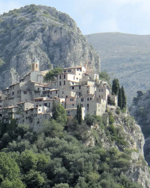 Le village perché de Peillon sur son éperon rocheux entre deux gorges