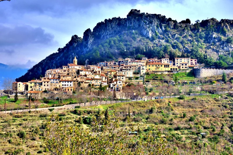 Vue panoramique sur la Méditerranée et Menton depuis le village perché de Sainte-Agnès à 760 m